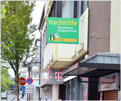 Das Lernstudio Besserwisser - Nachhilfe St. Ingbert mitten im Zentrum der Mittelstadt St. Ingbert Der Telekom-Partner Shop und das Kino Neues Regina befinden sich links und rechts des Hauseingangs
